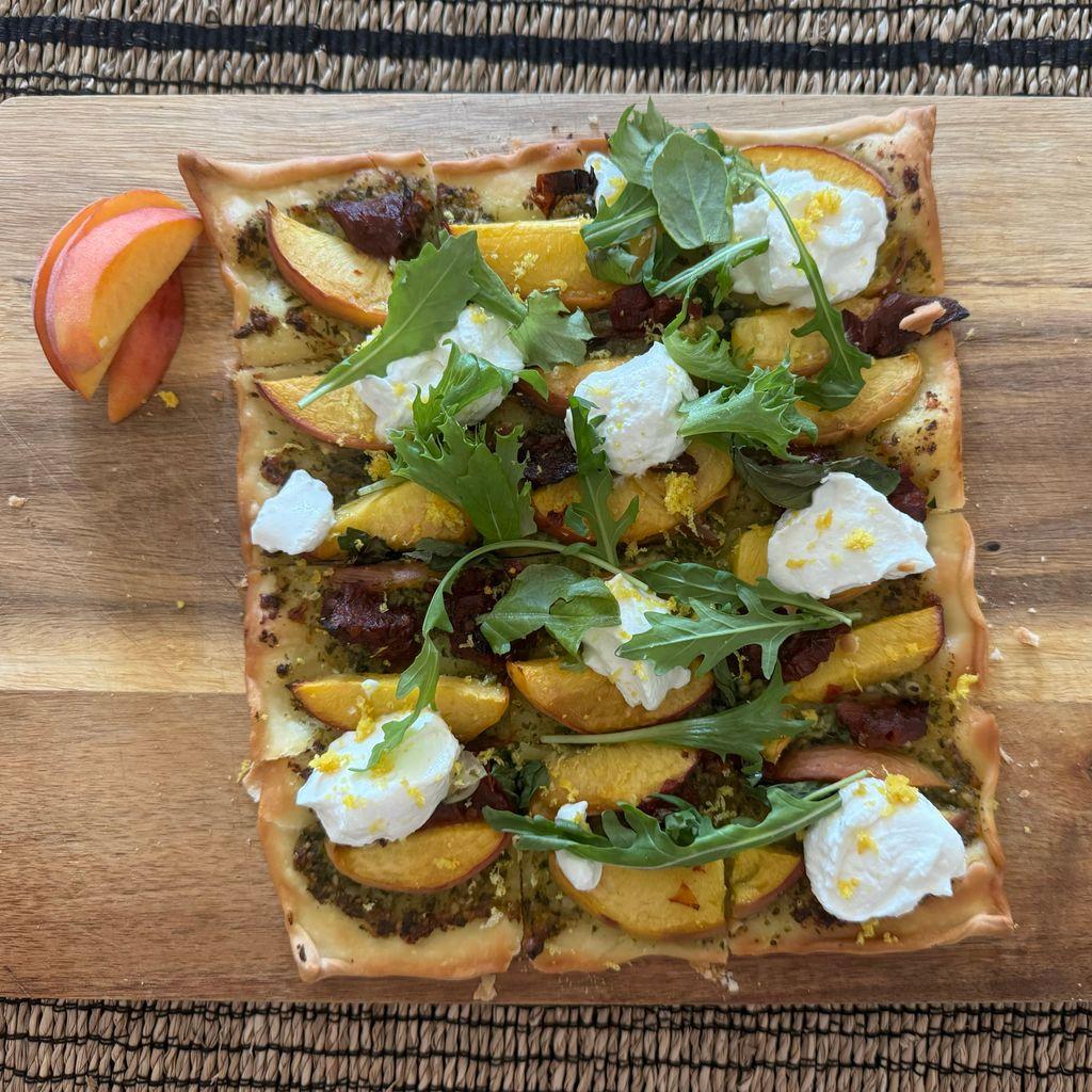 Flammkuchen met perzik en hüttenkäse