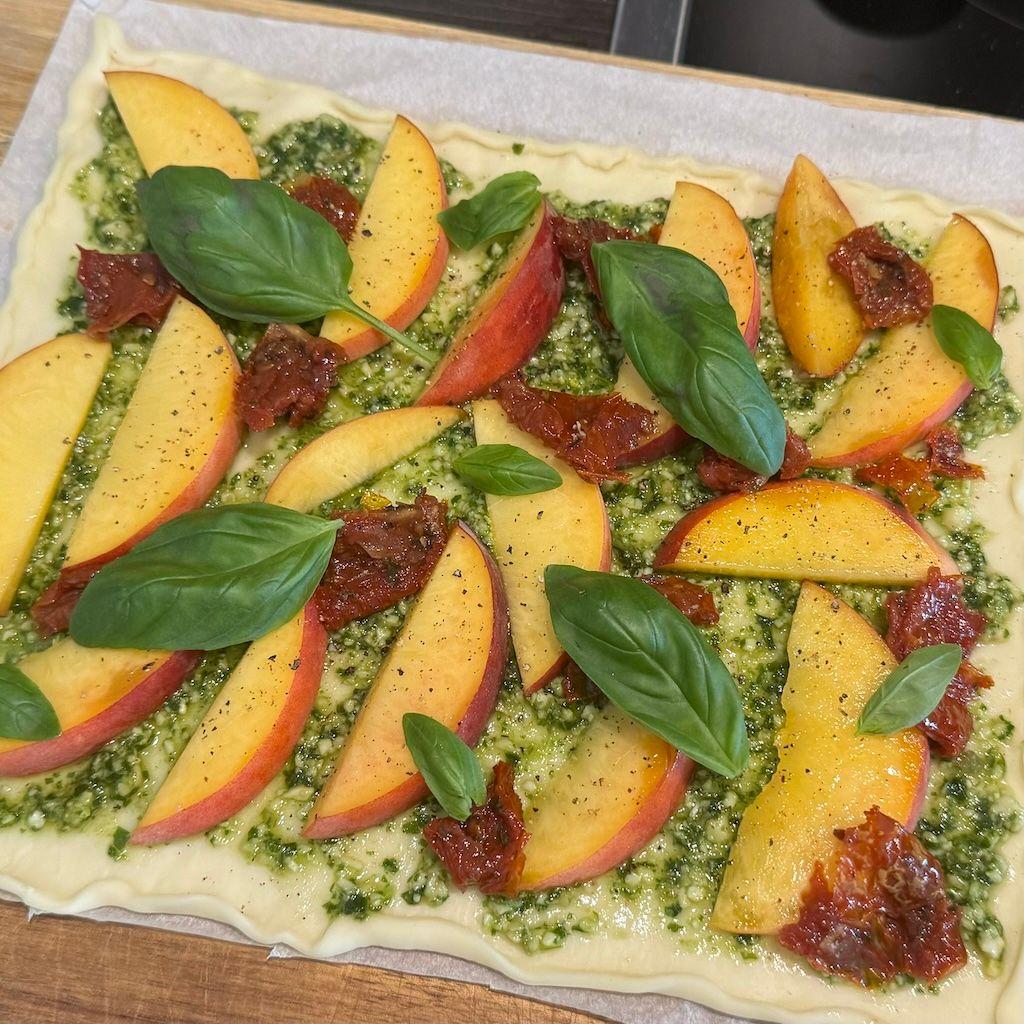 Flammkuchen met perzik en hüttenkäse