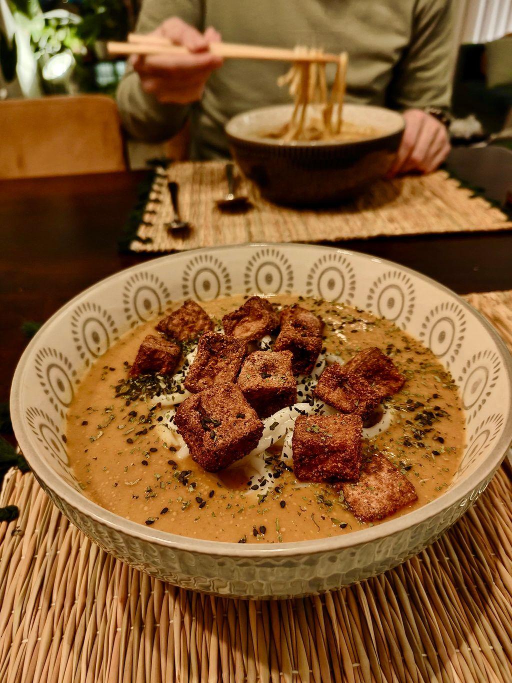 Pompoencurry met udonnoodles en tofu